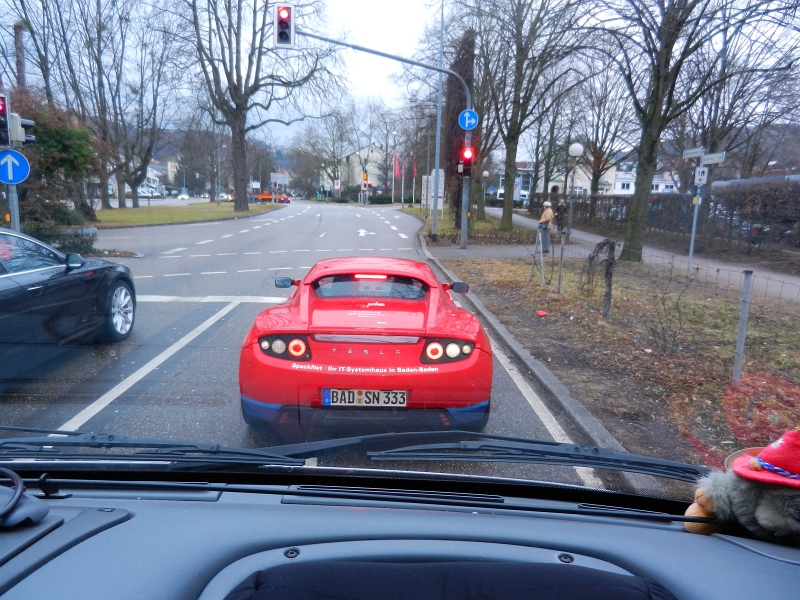 DSCN5186.JPG - In Baden-Baden werden wir von einem Tesla Roadster überholt. Klingt schon seltsam, diesem Summgeräusch des Elektromotors!