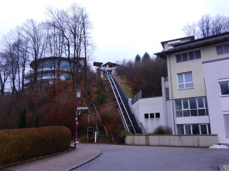 DSCN5219.JPG - Mit einer kleinen Seilzugbahn kommt man hoch zum Hotel.