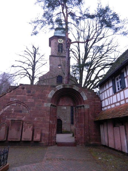 DSCN5236.JPG - Achtet mal auf den Baum in der Bildmitte, der steht wirklich auf dem Torbogen!!! Ich frage mich, wo wohl die Wurzeln hin gehen!?!?