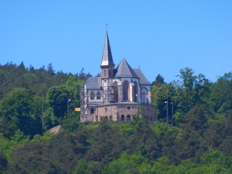 DSCN6924.JPG - Über Burrweiler thront die Annakapelle. So hoch hinaus wollen (und können) wir bei diesem Wetter nicht. *UFF*