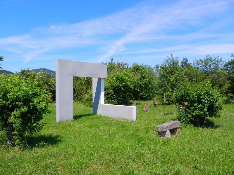 DSCN6928.JPG - Vor Gleisweiler entdecken wir ein paar Kreuze bzw. ein Denkmal...