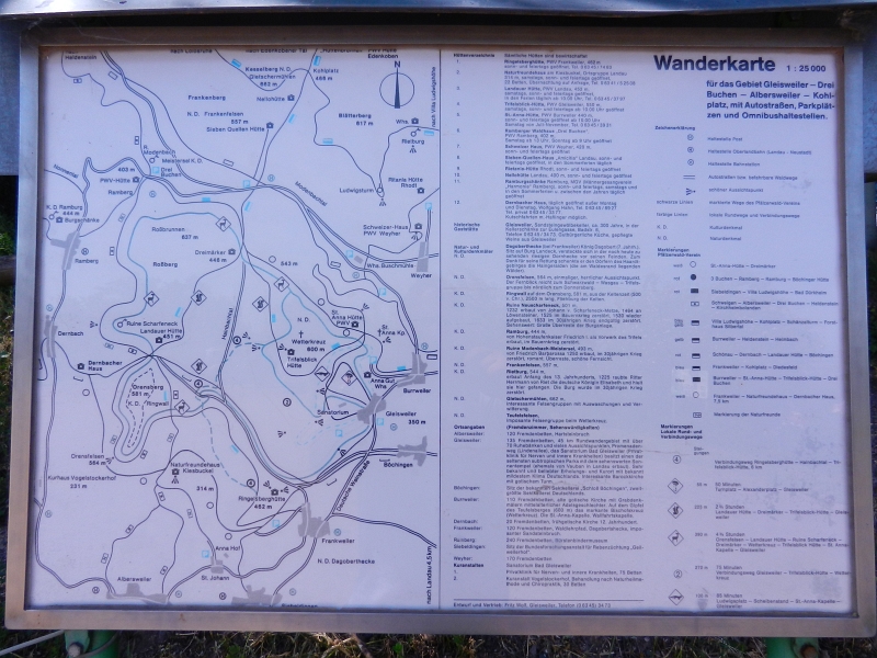 DSCN6948.JPG - ...studieren die Wanderkarten für eventuelle spätere Wanderungen.