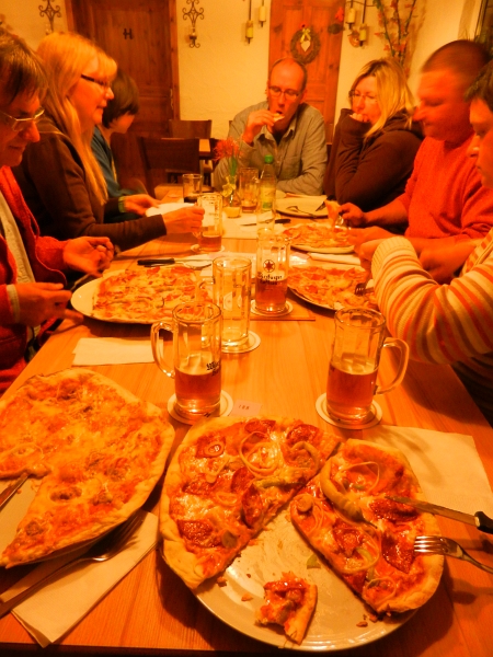 DSCN3284.JPG - Alle bestellen Pizza, die aus einem Steinbackofen frisch zubereitet auf den Tisch kommt und wirklich lecker schmeckt!!!Ein paar Kellerbiere später sind wir dann zu unseren Womo's zurück. Wir durften dann noch leckere selbstgemachte Liköre im "roten Salon" testen @;-)