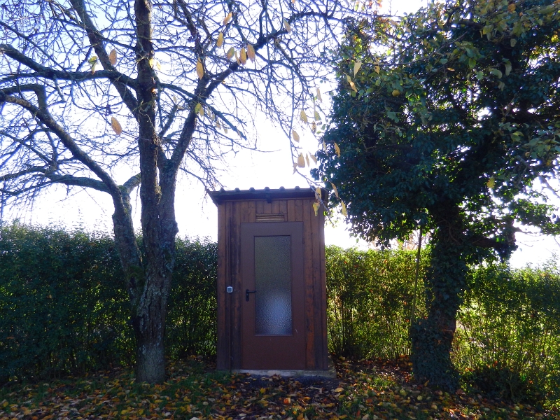 DSCN3297.JPG - Die Toilette direkt neben der Hütte. Natürlich gibt es noch wesentlich komfortablere Toiletten und Duschen für uns auf dem Hof!