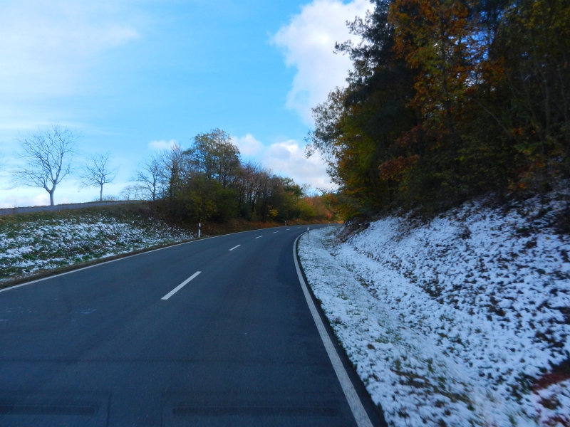 DSCN3352.JPG - Wir kommen durch den schneebedeckten Odenwald...