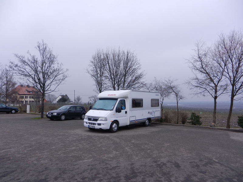 DSCN5018.JPG - Viel Platz für Wohnmobile. Der Stellplatz verfügt über Stromsäulen und kostet €5,00 pro Nacht.