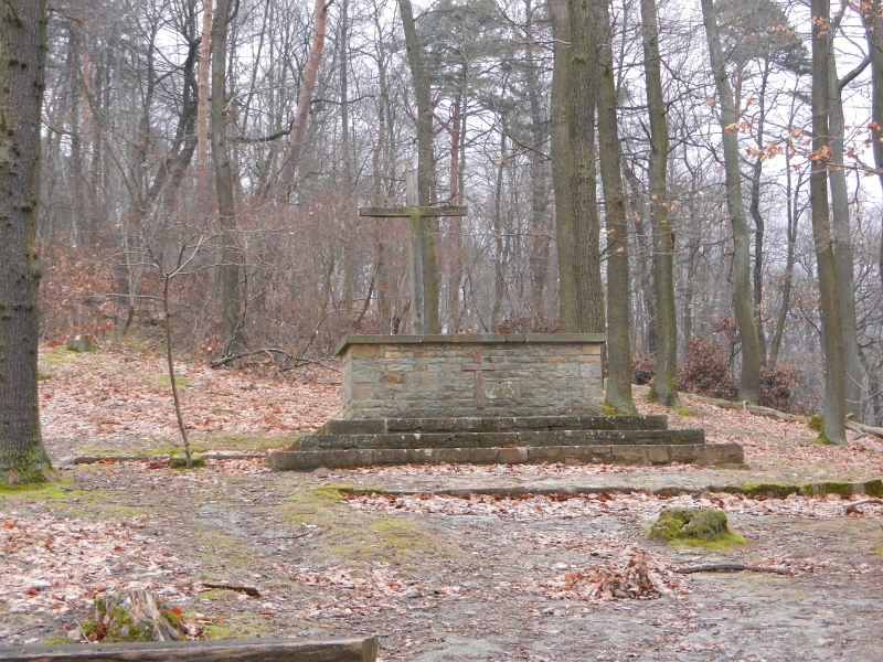 DSCN5031.JPG - Unmittelbar daneben befindet sich ein Altar im Wald.