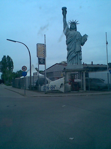 Bild033.jpg - ...und New York schauen wir uns einen weiteren Stellplatz in Breisach an, beschliessen aber dann doch die weiterfahrt...