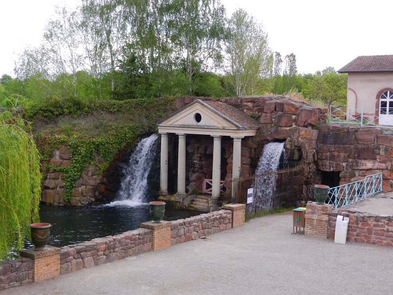 DSCN6476.JPG - Im inneren fällt uns direkt dieser hübsche Wasserfall in's Auge.