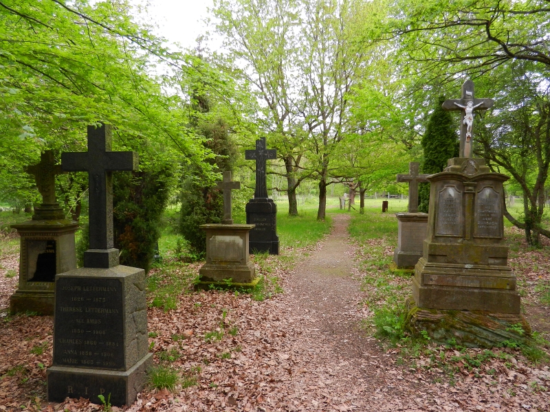 DSCN6521.JPG - Wir lesen dann, dass es sich hier NICHT um einen Friedhof handelt sondern nur die Grabsteine verschiedenster Epochen gezeigt werden.