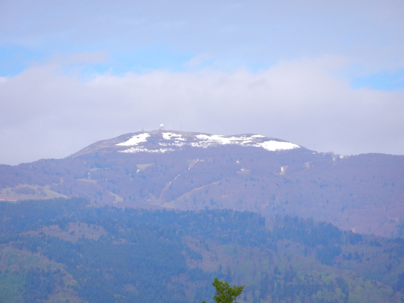 DSCN6530.JPG - Es ist schön warm, die Sonne scheint... Oben auf den Bergen liegt immer noch Schnee.