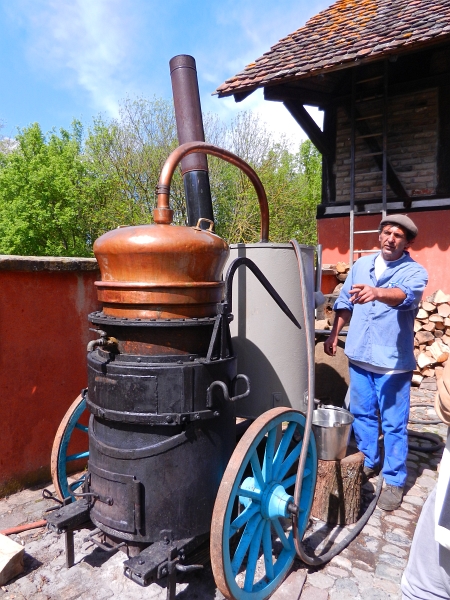 DSCN6744.JPG - Hier brennt der Francois gerade einen edlen Tropfen.