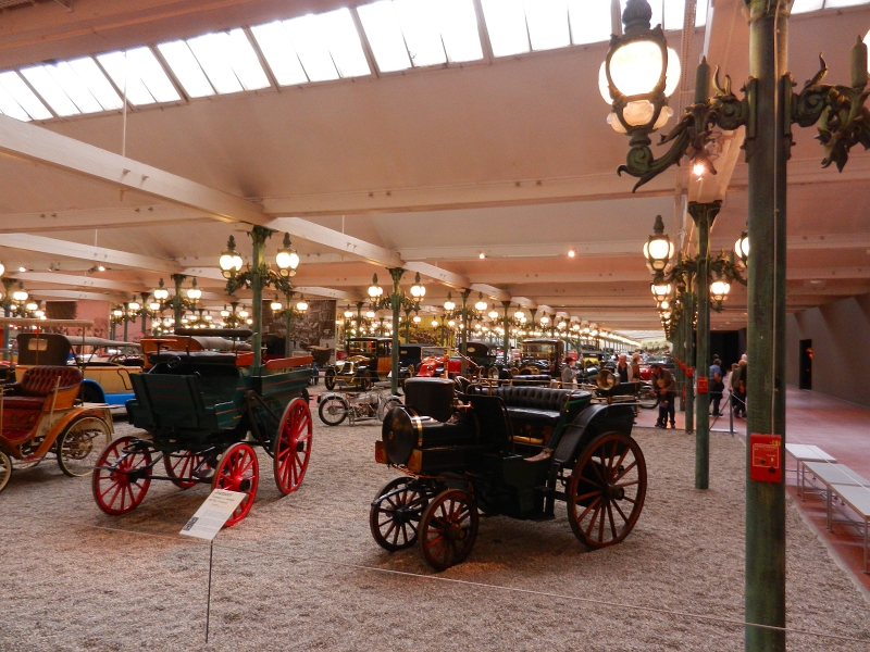 DSCN6798.JPG - Als wir die Halle betreten verschlägt es uns die Sprache... Nicht nur die Masse an Fahrzeugen sondern der Wert der einzelnen Stücke ist atemberaubend!!!