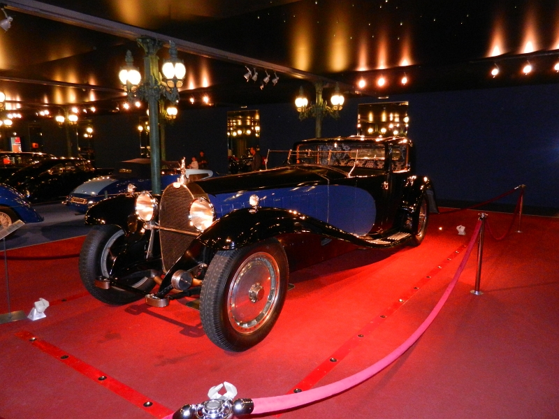 DSCN6806.JPG - Zu diesem Fahrzeug sollte ich vielleicht erwähnen daß es sich um ein ORIGINAL Bugatti Royale "Coupé Napoléon" handelt.Eine "normaler" Bugatti Royale Typ 41 wurde 1991 für 12 Millionen Euro an einen Japaner versteigert 