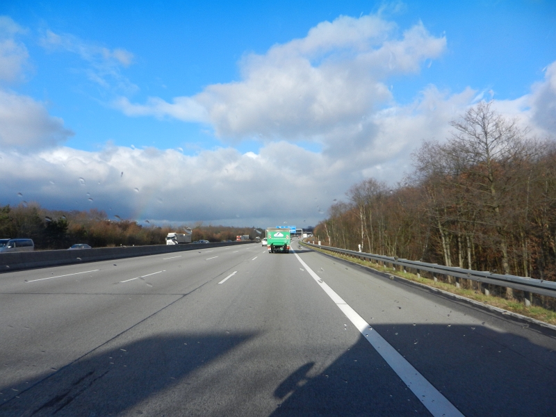 DSCN4499.JPG - Auf der A5 nach Frankfurt blitzt sogar ab und zu die Sonne hervor.