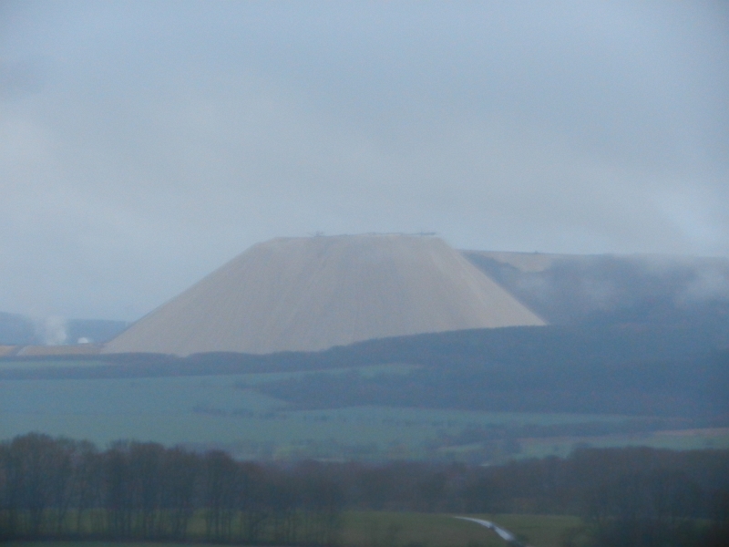 DSCN4522.JPG - Wir erkennen von weitem den "Monte Kali", einen riesigen Berg aus Salz, der quasi das Abfallprodukt vom Kali-Bergbau hier in Heringen (Werra) ist