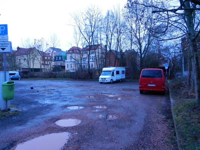 DSCN4633.JPG - Naja, schön ist der nicht gerade. Dafür kostet er nichts und lange bleiben wir eh nicht, wir müssen ja sowieso zum Campingplatz zurück. Wir übernachten heute nochmals dort und wollen morgen erst weiter weg fahren.