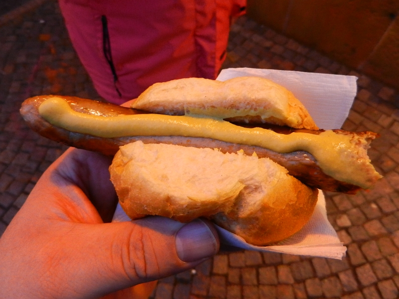 DSCN4641.JPG - Wir wollen aber zuerst was essen und holen uns eine Thüringer Bratwurst, die hier über Holzkohle gegrillt wird...