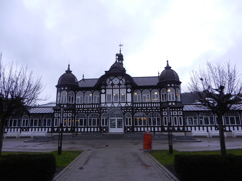 DSCN4702.JPG - Der Haupteingang vom Keltenbad, darüber ein Cafe.