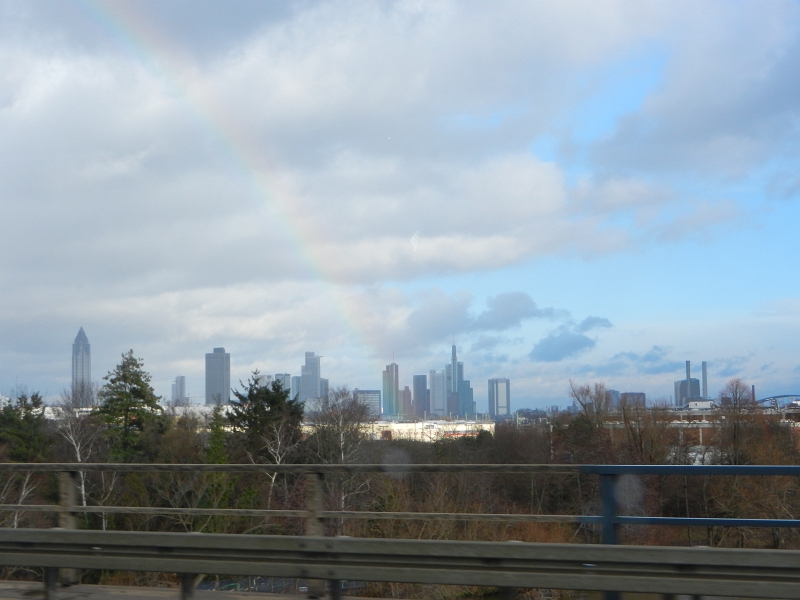 DSCN4506.JPG - Vor der Frankfurter Skyline haben wir einen schönen Regenbogen gesehen.