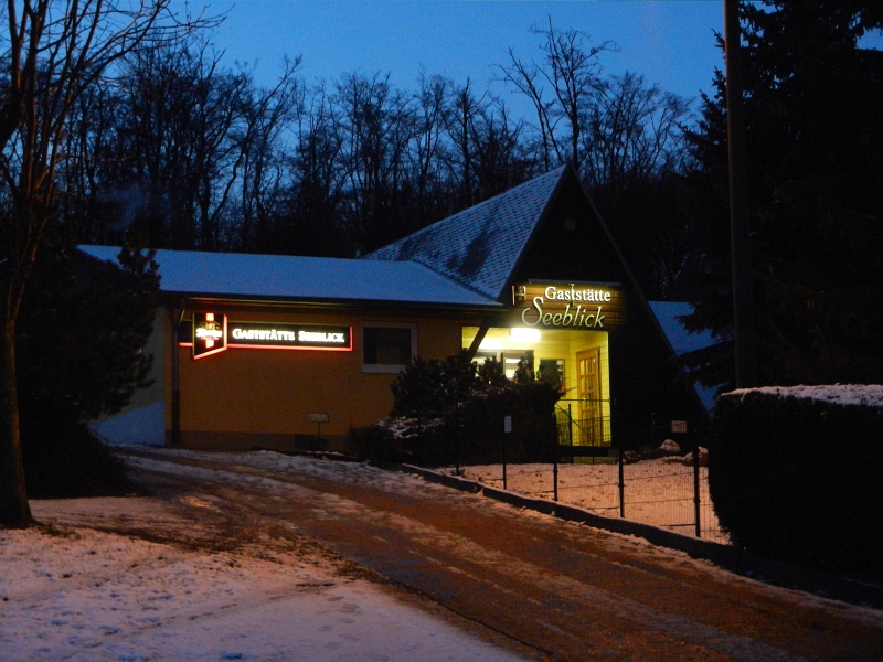 DSCN4526.JPG - Um 17 Uhr treffen wir dort ein, es ist bereits dunkel. Wir stehen unmittelbar am Gasthaus "Seeblick", wo wir heute Abend auch essen gehen.