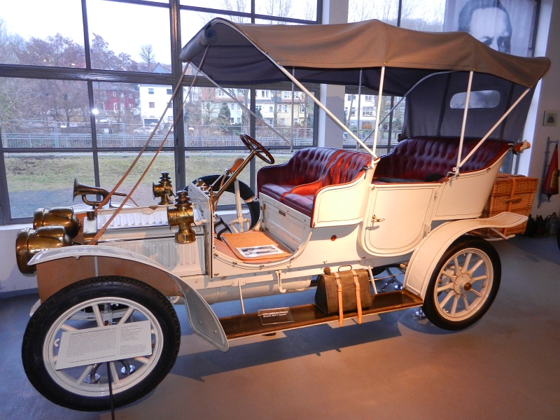 DSCN4588.JPG - Im Museum entdecken wir viele schöne Autos...