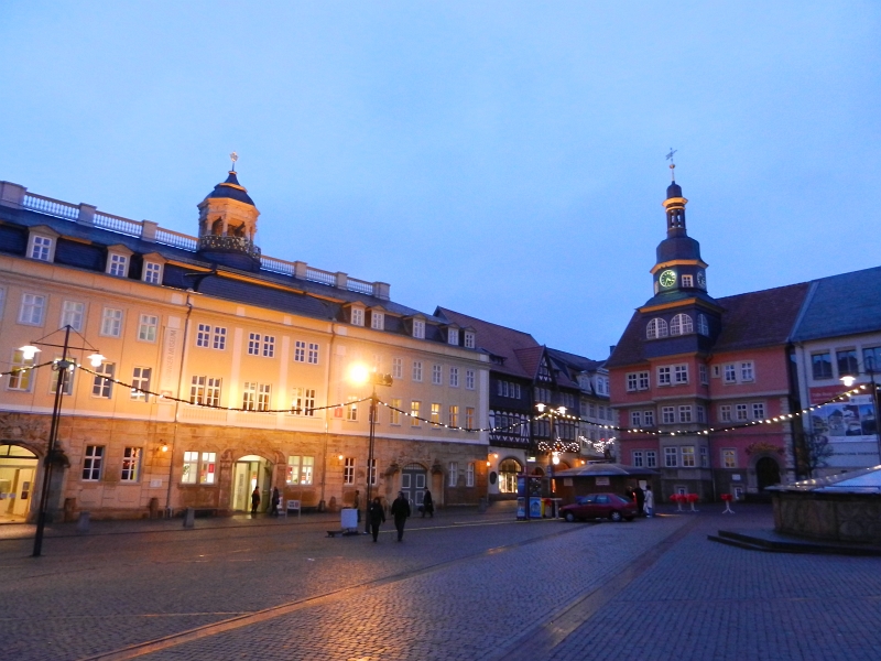 DSCN4638.JPG - Das Stadtschloss (links).