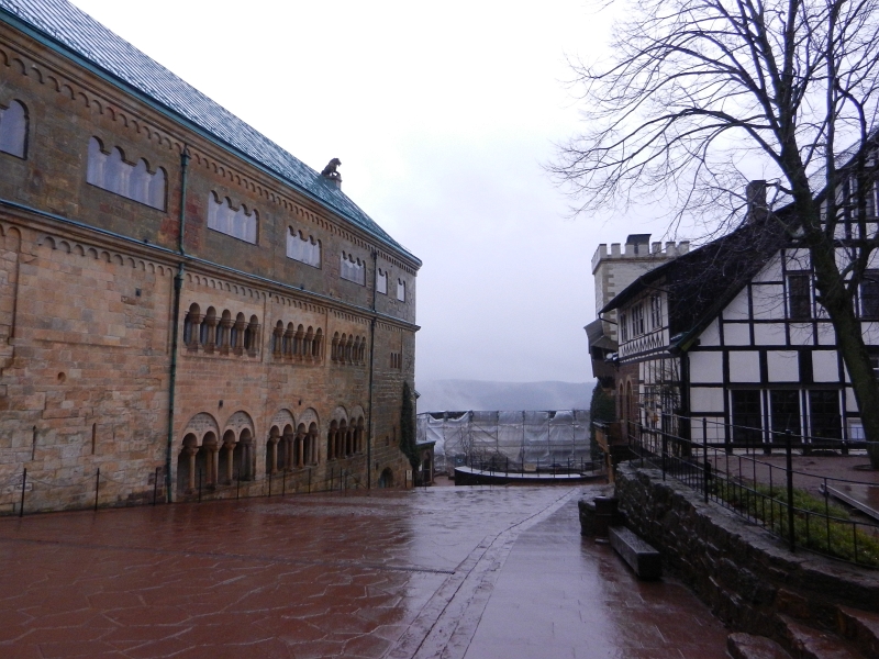 DSCN4686.JPG - Links, der Palas. Es ist der älteste Teil der Burg. Ganz oben unter dem Dach befindet sich der Festsaal in dem wir eben waren. Diesen Teil der Burg kann man nur bei einer Führung begehen.