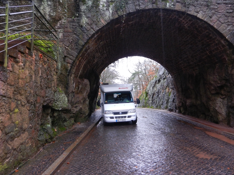 DSCN4692.JPG - Wir hingegen sollen uns auf Anweisung des Parkplatzwächters genau in den Tunnel stellen. :-)