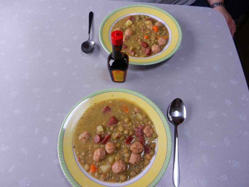 DSCN4697.JPG - Jetzt gibt's erst einmal was zu Essen. Erbsensuppe mit Fleischbällchen und Wurst.