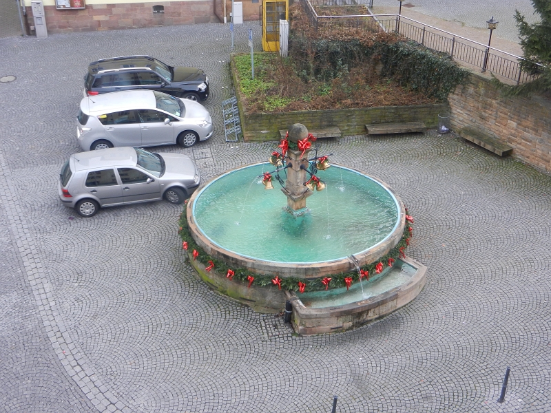 DSCN4746.JPG - Der Brunnen am Marktplatz.