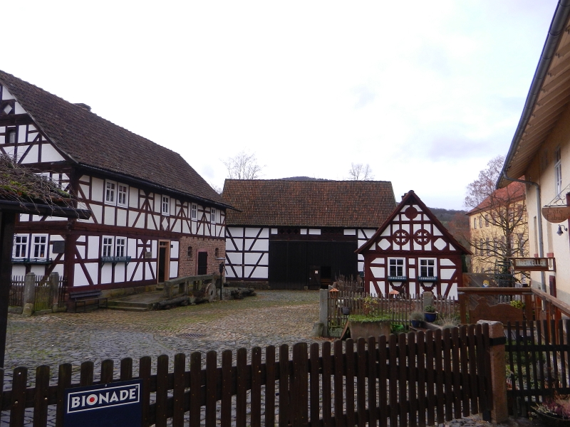 DSCN4747.JPG - Wir betreten das Museumsdorf.