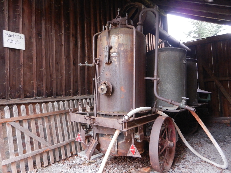 DSCN4769.JPG - Ein uralter Kartoffeldämpfer. Hiermit wurden die Futterkartoffeln für die Schweinemast gekocht, da Schweine keine rohen Kartoffeln verdauen können.