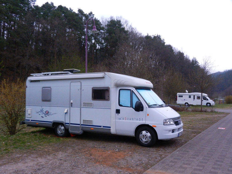 DSCN5987.JPG - Wir sind hier in Lemberg auf dem Stellplatuz gelandet. Zur Anmeldung müssen wir den Berg hoch in das Cafe laufen und bekommen einen Schlüssel für den Strom. Der Stellplatz ist kostenlos! Strom kostet 7 Euro!