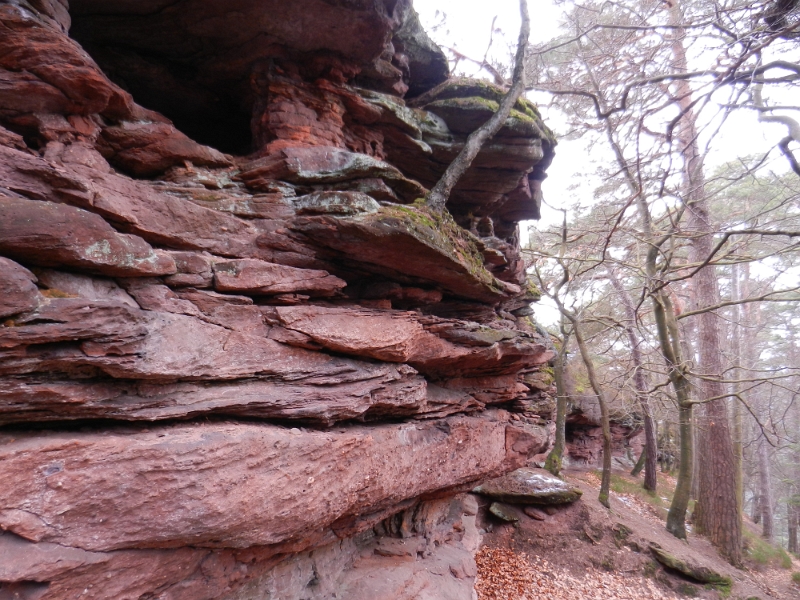 DSCN7872.JPG - Nun geht's unterhalb den Felsen entlang.