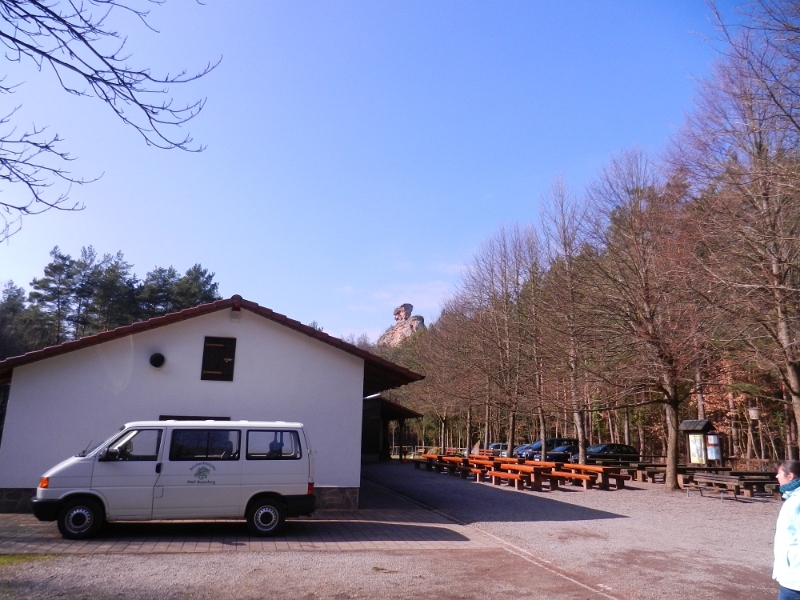 DSCN7888.JPG - Wir erreichen die Pfälzerwald-Vereins-Hütte (Drachenfelshütte) unterhalb der Drachenfelsruine.