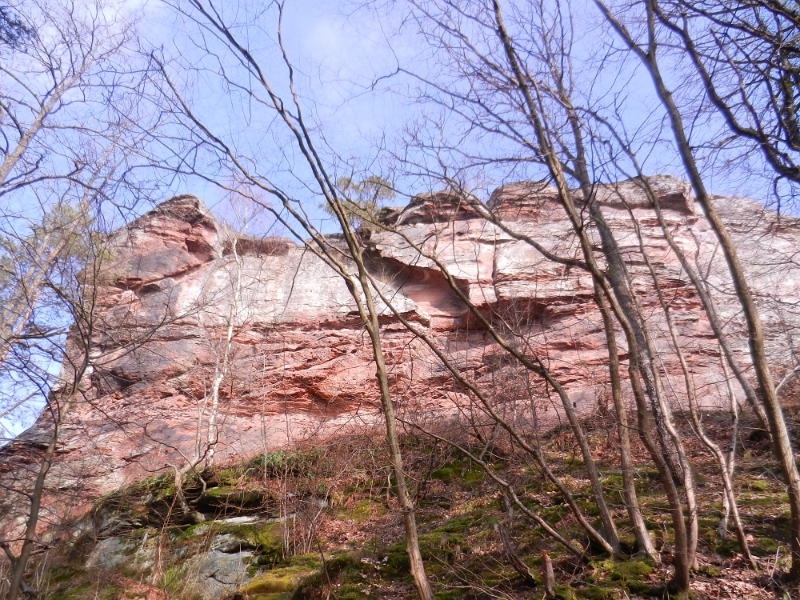 DSCN7948.JPG - Wir laufen nun um den Drachenfels herum...