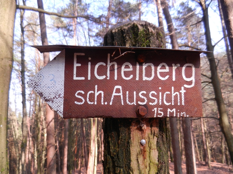 DSCN7955.JPG - Ein gutes Stück später im Wald sehen wir folgendes?!?!?sch. Aussicht??? Scheiß Aussicht???Kann nicht sein, die Pfälzer haben nur "schöne Aussichten" meint Biene... Lassen wir uns überraschen! :-)