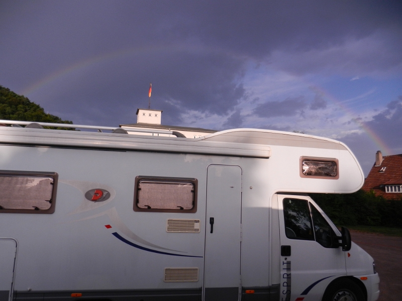 DSCN1082.JPG - Am nächsten morgen entdecken wir einen Regenbogen über dem Nobel-Hobel. Bitte, bitte kein Regen, wir wollen doch heute Wandern.