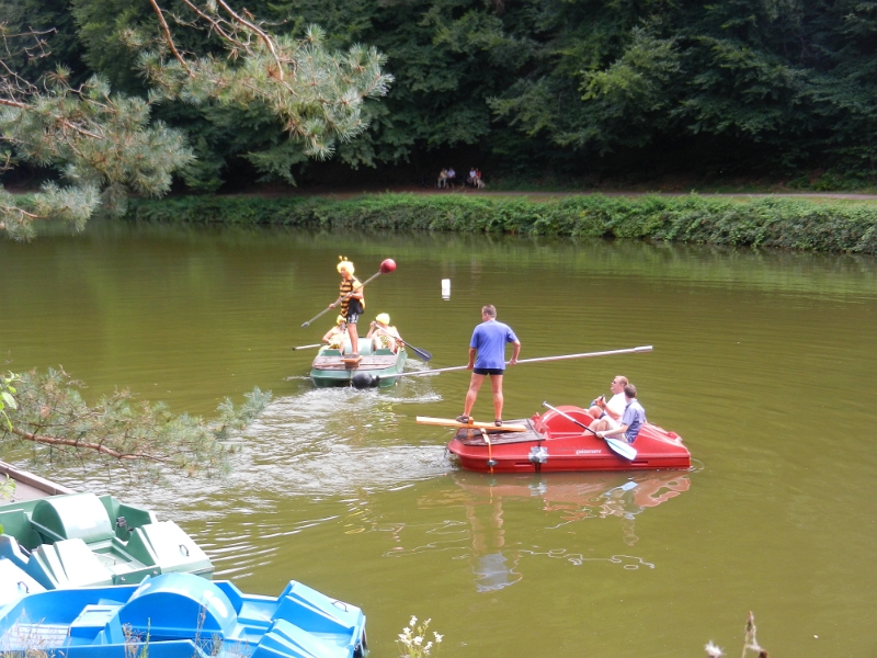 DSCN1141.JPG - Am Paddelweiher angekommen. Was ist denn hier los?!?Hier und heute ist das sogenannte Fischerstechen, wo sich die beiden Gegner versuchen, in das Wasser zu schubsen.