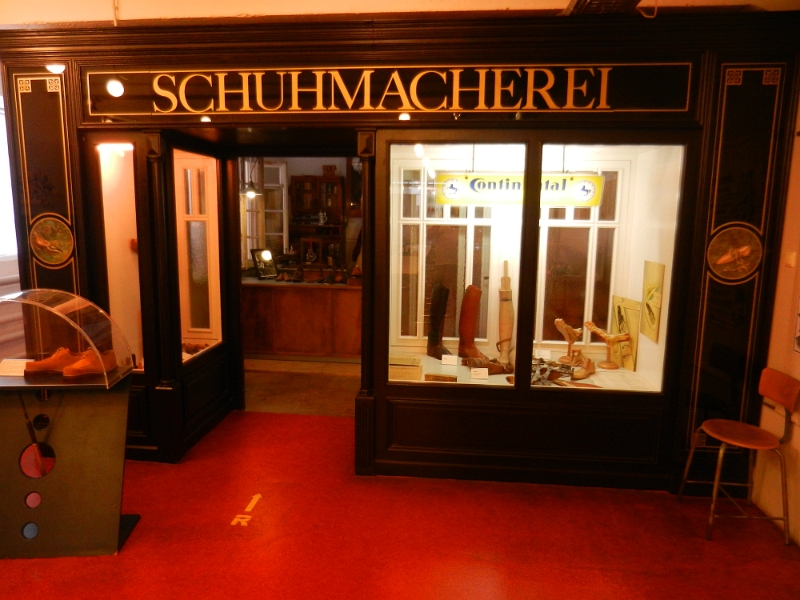 DSCN1177.JPG - Ich dreh eine Runde durch das Schuhmuseum.