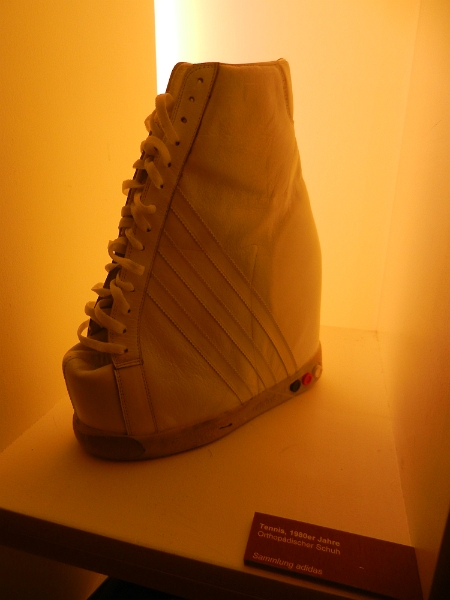 DSCN1190.JPG - Was'n dass?!?! Ein orthopädischer Tennisschuh aus den 80ern.