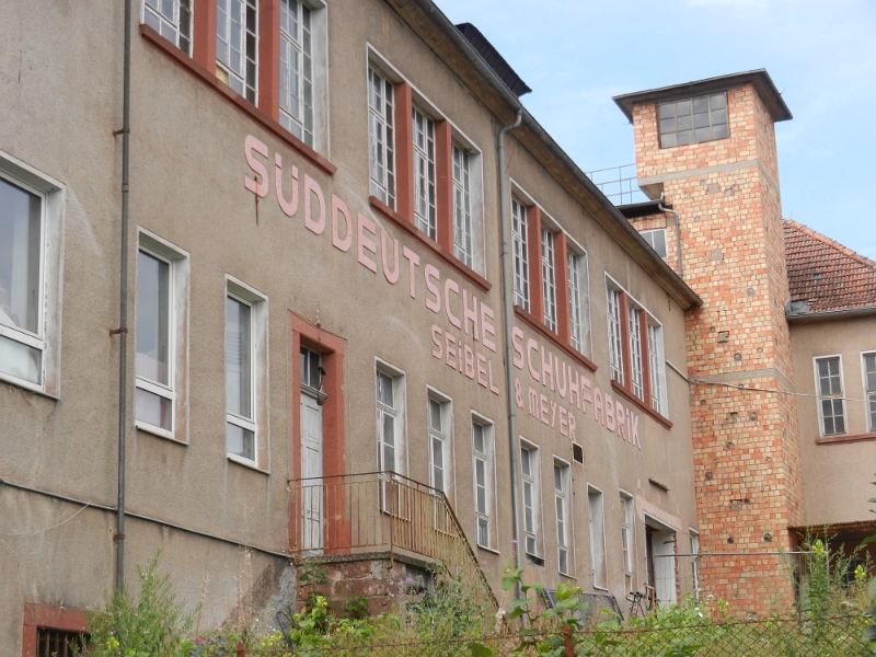 DSCN1244.JPG - Nun bin ich mit dem Museum fertig! Wir laufen jetzt in die sogenannte Schuhmeile um , was wohl, Schuhe zu kaufen! ;-)Auf dem Weg dorthin kommen wir an der alten Fabrik von Seibel vorbei.