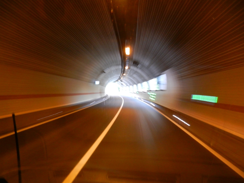 DSCN1254.JPG - Nach einigem "Chillen" müssen wir uns aber auf den Heimweg machen.Hier fahren wir gerade durch die Tunnel bei Annweiler.