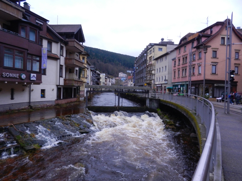 DSCN3913.JPG - Ganz schön laut hier... Ob das ruhiger ist, wenn die Enz nicht sooo viel Wasser führt?!?