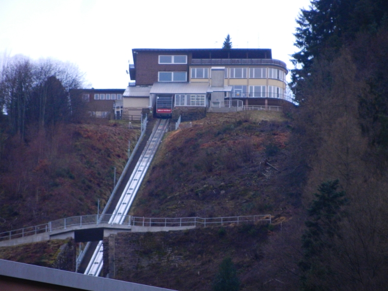 DSCN3921.JPG - Mit großem Zoom kann man von hier die Bergstation der Sommerbergbahn sehen.