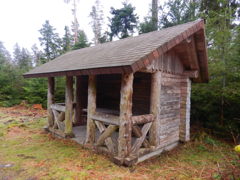 DSCN3965.JPG - Sehr viele Schutzhütte und Bänke gibt es hier!