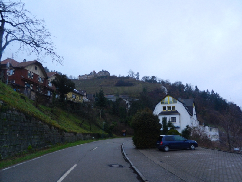 DSCN4001.JPG - Wir nähern uns Gernsbach. Hoch oben entdecken wir das Schloss Eberstein.