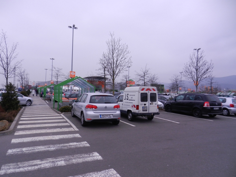 DSCN8185.JPG - Ohje, der Parkplatz ist proppevoll :-(