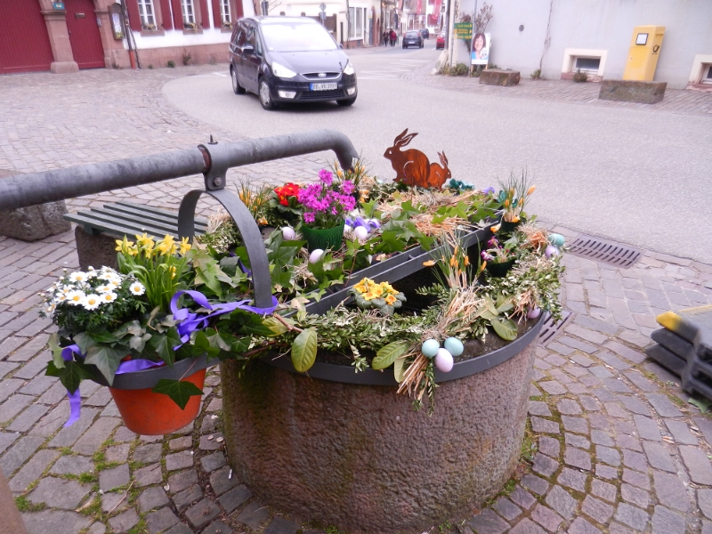 DSCN8194.JPG - Ein geschmückter Brunnen.